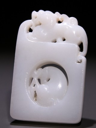 文玩核桃|旧藏 和田玉籽料龙马挂牌。