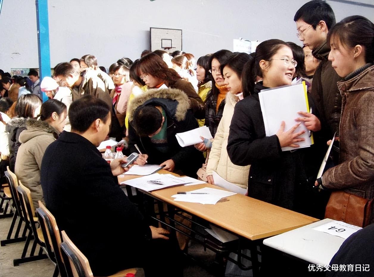 hr|大学生询问工作是否双休,却遭到HR回怼,“你还是做你的闲鱼吧”