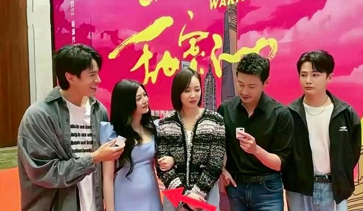 陈妍希|39岁陈妍希疑怀二胎？肚子隆起“孕味”十足，走路随时有人搀扶