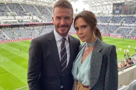 哈珀·贝克汉姆|贝克汉姆娇妻素颜出街!皮肤松弛显老态,身旁小七的身形太抢眼