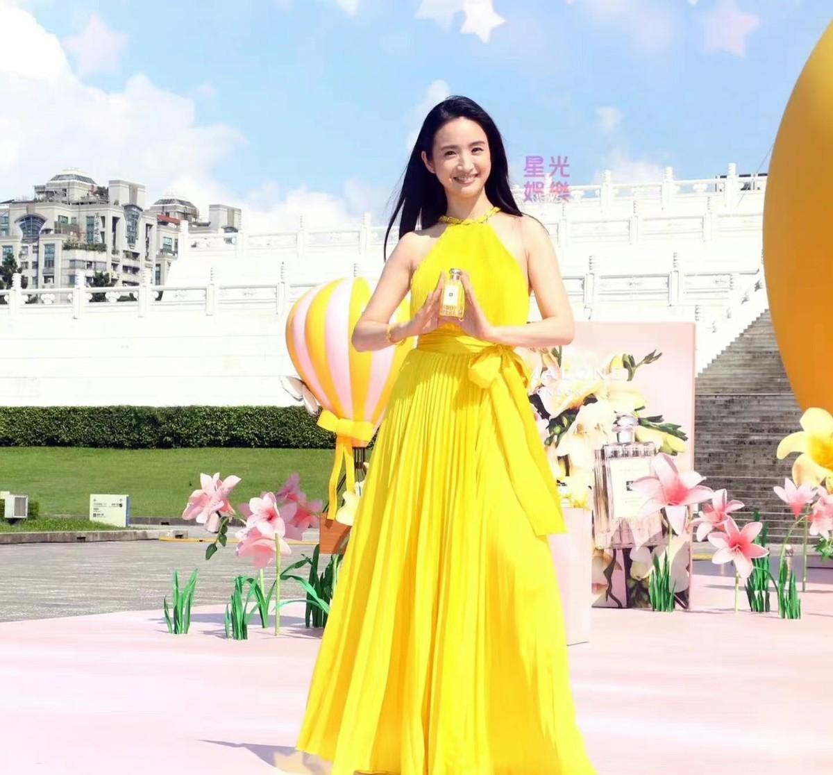 林依晨|林依晨产后捞金,穿黄裙子却显沧桑,苹果肌下垂一脸苦相