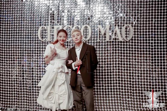 正式“复出”,周海媚穿长裙亮相香港回归25周年云歌会,唱老歌高调归来