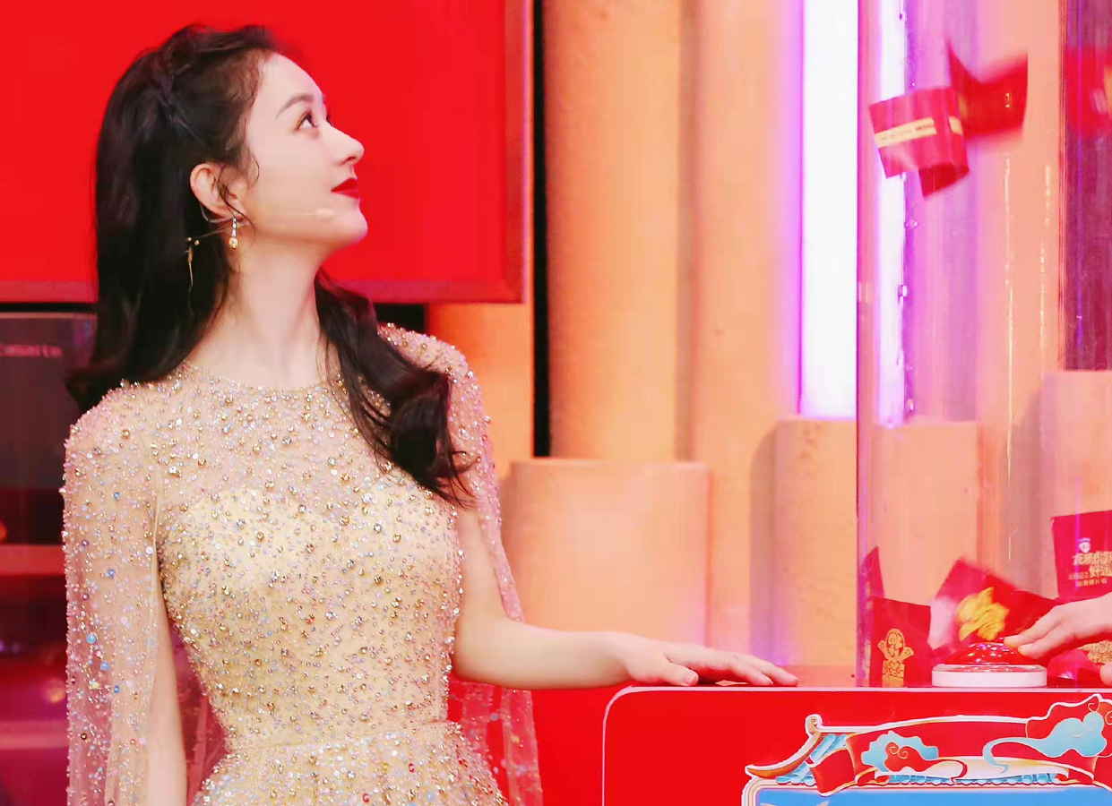 赵丽颖|赵丽颖春晚送祝福！穿香槟碎钻裙造型封神太惊艳，口红色号火出圈
