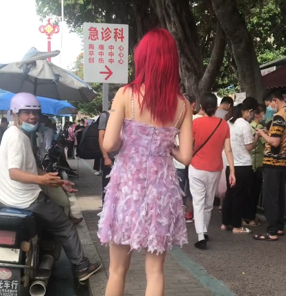 程序员|带女友找工作，骑车大叔几句话就带走女友，女友：他不让我上班