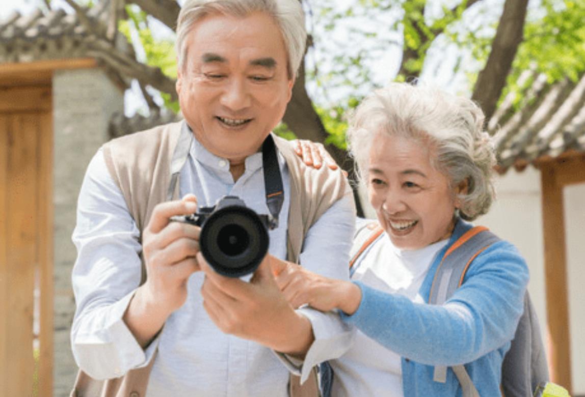 65岁大妈雇佣男保姆后,大妈:既不用生气,还可以享受生活,真好