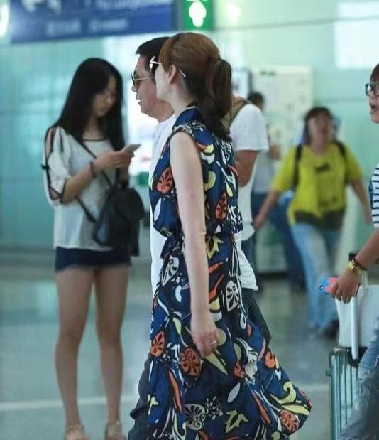 李小冉|嫁给男闺蜜的李小冉状态超级好,出街也要手牵手,嫁给爱情