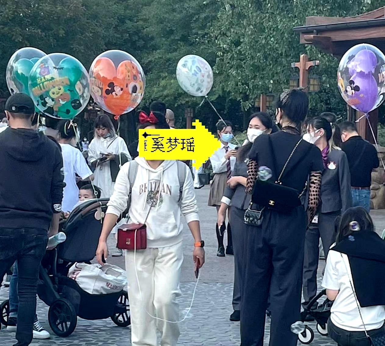 奚梦瑶|何猷君夫妇带儿子出游庆生，奚梦瑶背俩香奈儿包尽显赌王儿媳贵气