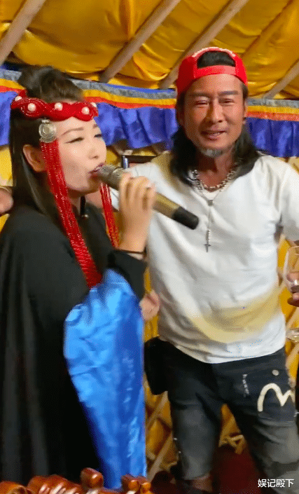 孙兴|演员孙兴退圈后真潇洒，到处游玩吃喝玩乐，狂搂陪唱女子超自来熟！