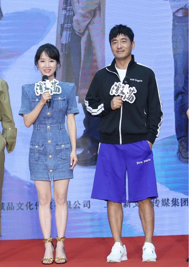 李念结了婚也有少女感，穿牛仔裙配高马尾好年轻，36岁嫩回26岁