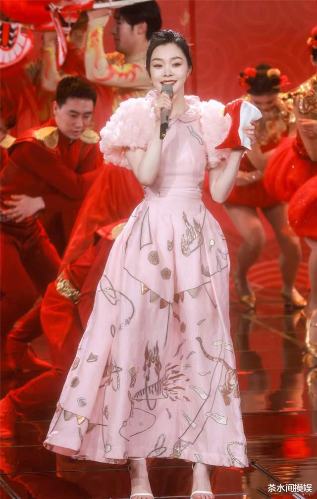 秦岚|高颜值也难驾驭粉色!杨幂胖20斤,刘涛变五五分,刘嘉玲扮嫩失败