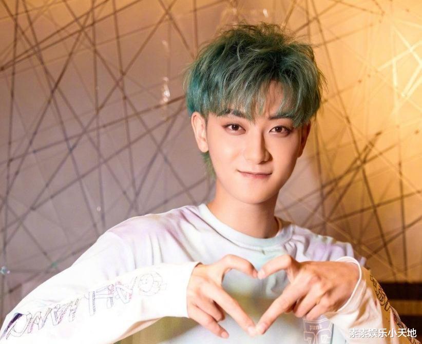 黄子韬|徐艺洋连续两天陪黄子韬拍戏:深夜俩人又一起同坐保姆车回家