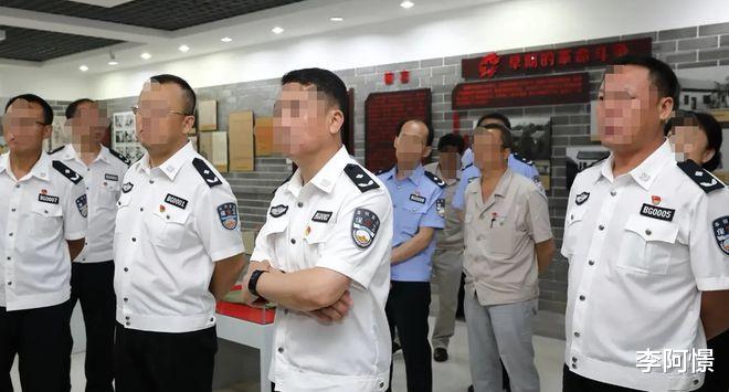 曝本钢集团保卫职工穿山寨警服,还配有警衔,被网友质疑涉嫌违法