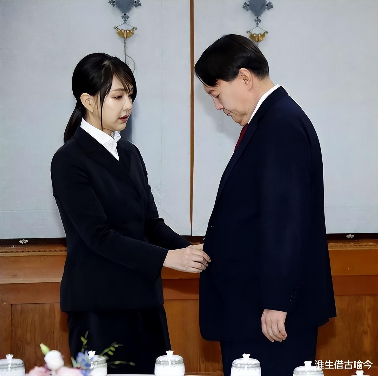 韩国 韩国50岁第一夫人：穿韩服好美，一身白裙迎接肯尼亚第一夫人真嫩