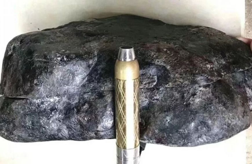 |花3天时间运回一块翡翠原石，一刀切竟爆出几条10万手镯！
