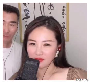 李玉成|马玉琴在酒店穿超短裙，腿上搭着一个大手，李玉成只顾和美女唱歌