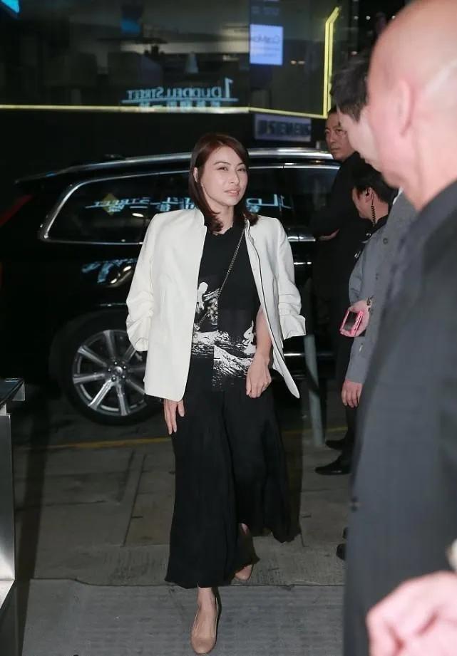 郭晶晶|郭晶晶终于打扮成阔太太了，这造型很罕见，霍启刚娶到宝了！