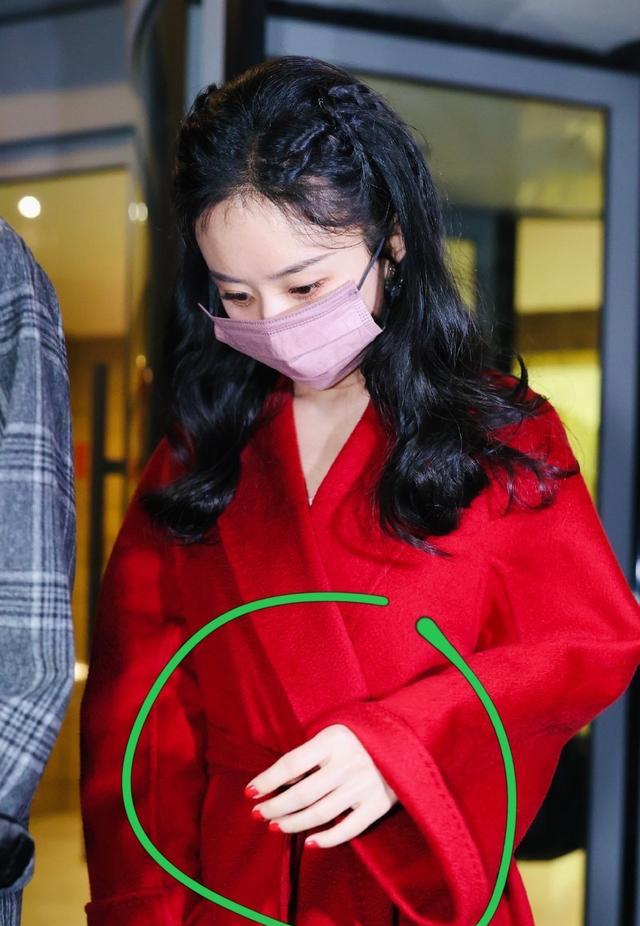 春晚|好喜庆！赵丽颖彩排春晚涂“红指甲”，穿一身红好搭配