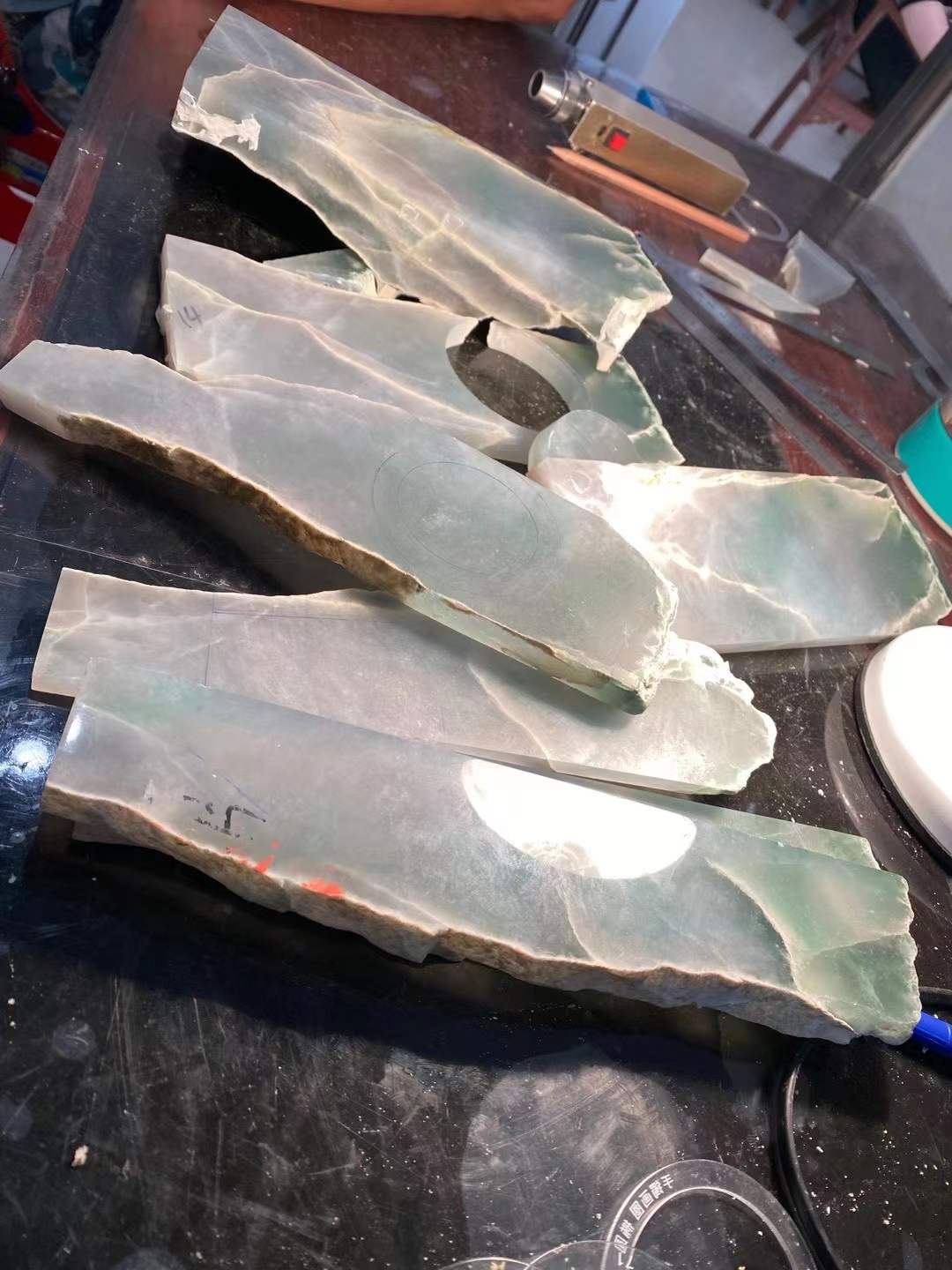 翡翠|应该不可能是莫西沙场的，因为莫西沙皮壳出的翡翠皮壳一般都是比较厚的，而这块翡翠的皮壳这么薄