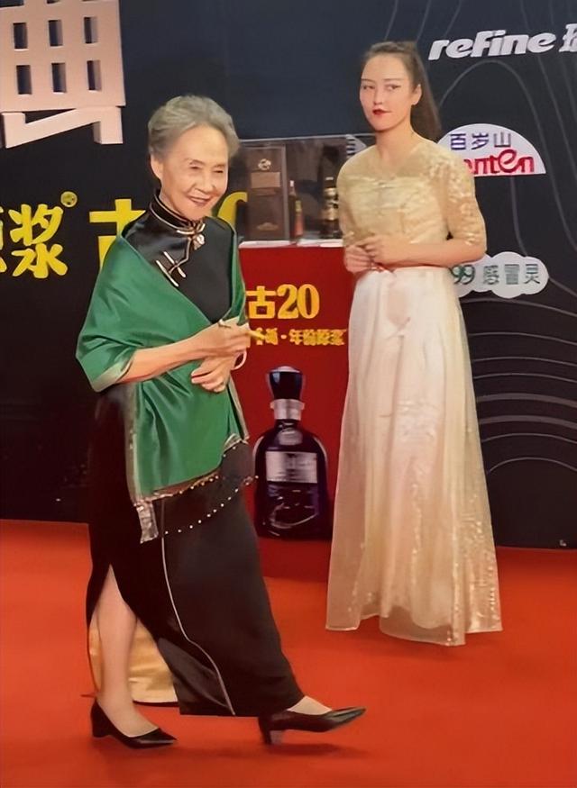 金·卡戴珊|娱乐圈的“中流柱”,84岁拿影后,与刘亦菲闺蜜情引感慨