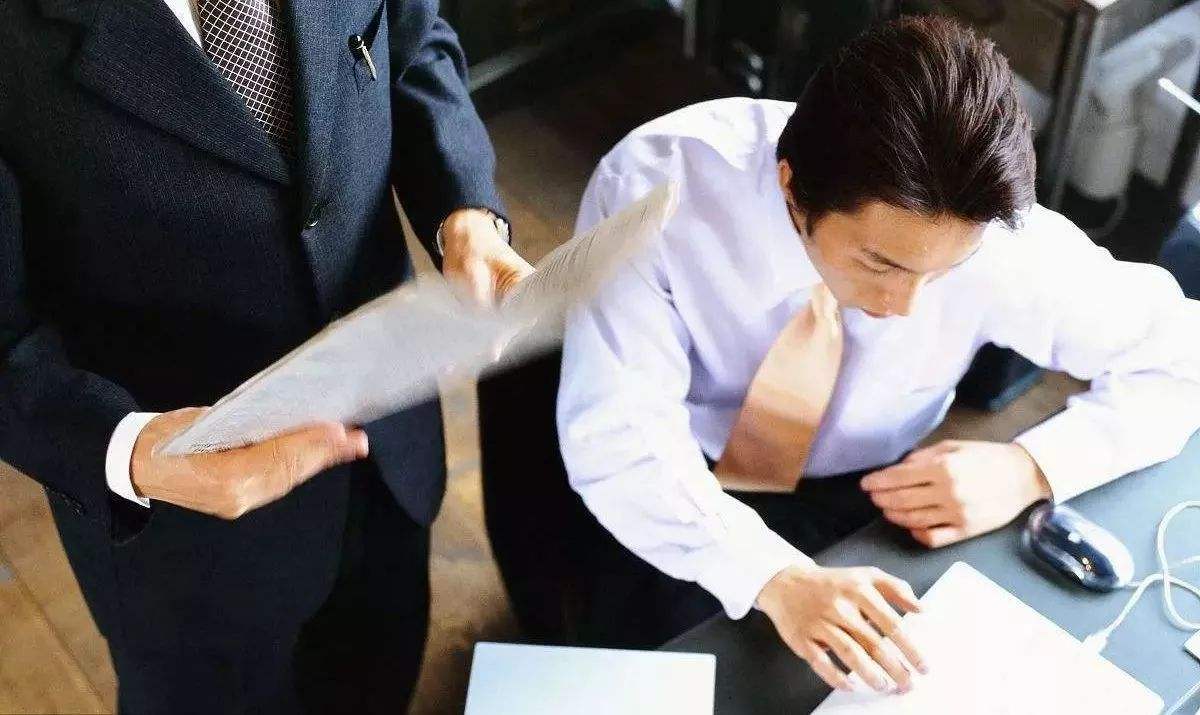 |职场上别有这3种弱智做法,否则人人反感你,第二种最容易被孤立