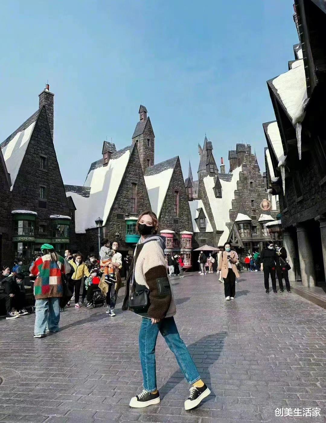 |杨丞琳游环球影城，穿羊羔绒外套配牛仔裤，减龄时尚，秋日氛围满满