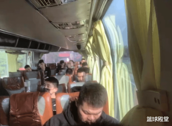 徐杰|广东抵酒店!赵睿背麻袋,徐杰乖巧,朱易专注手机,叶恩调侃机长