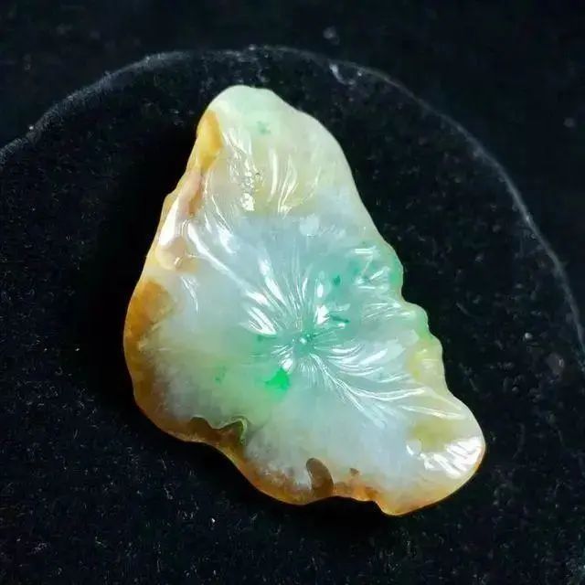 雕刻|50000拿下的大马坎翡翠原石,成品堪称珍品!