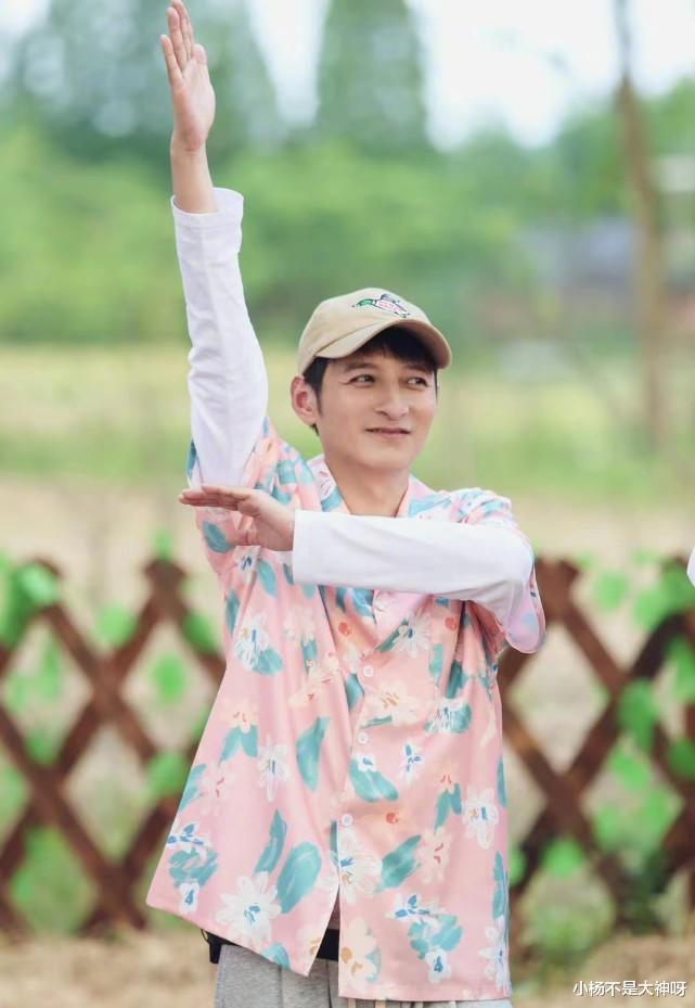 聚餐|李维嘉罕露面与何炅聚餐,喝到脸通红心情佳,被疑有新节目将复出