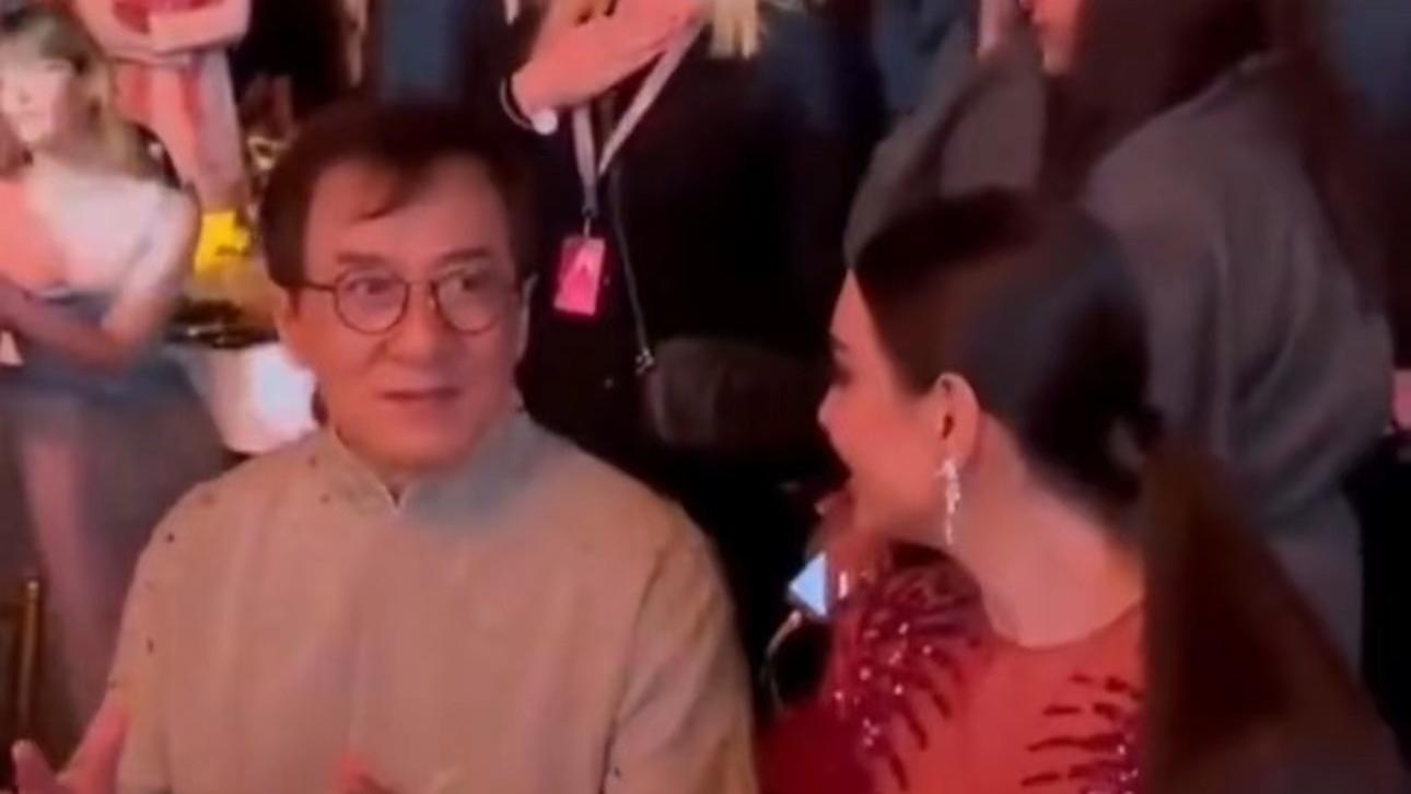 成龙|成龙现身国外参加活动，被外国女演员不断灌酒，笑容满面关系亲密