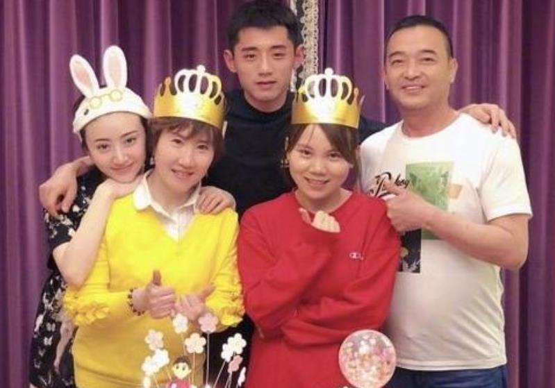 景甜|富贵花景甜背后的两个男人：一个有钱宠她无边，一个有名助她翻身