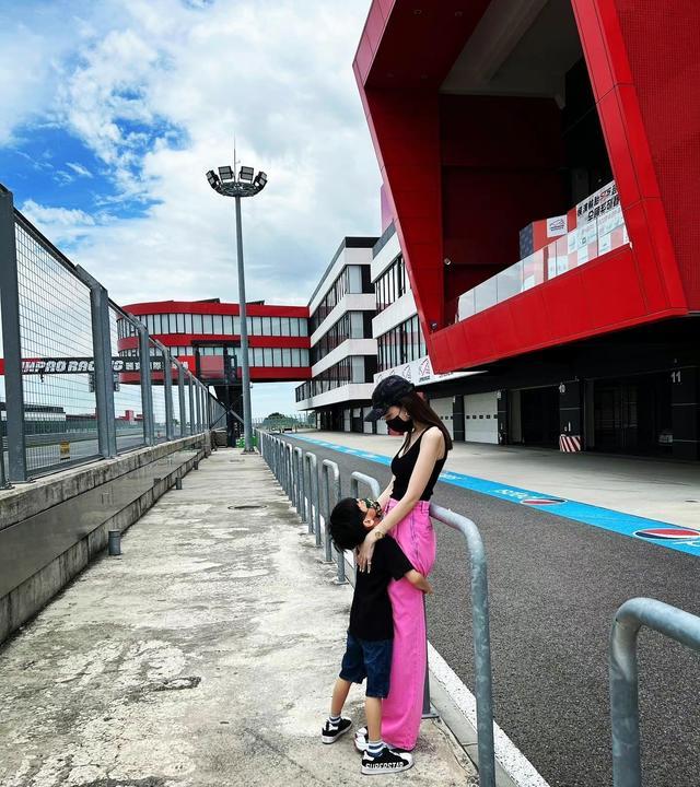 |林志颖一家去看赛车，老婆陈若仪黑吊带粉裤尽显好身材