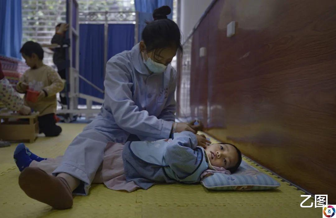 儿媳难产家人未坚持剖腹产,导致孩子缺氧患病,儿媳绝望中离家