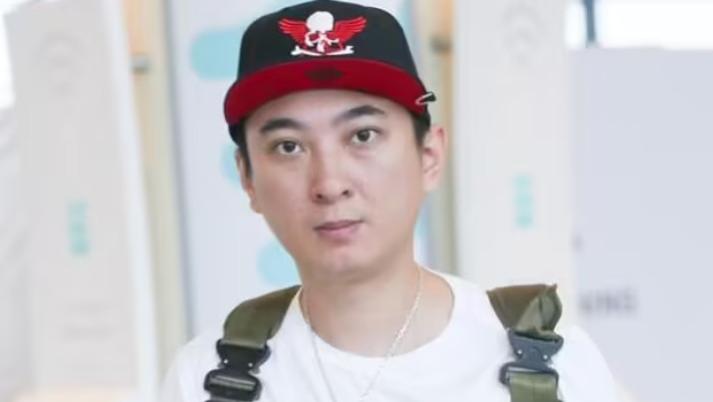 王思聪|王思聪现身商场购物，开千万豪车带俩美女，女方金发吊带身材吸睛