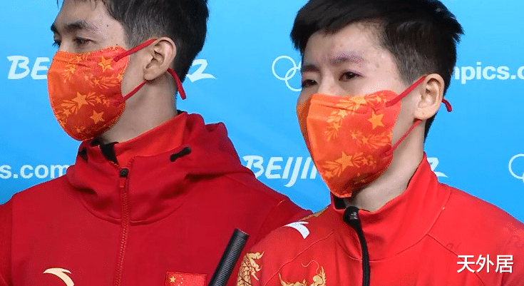 金牌|范可新哭得梨花带雨，中国队登最高领奖台！暂没金牌，抱着冰墩墩