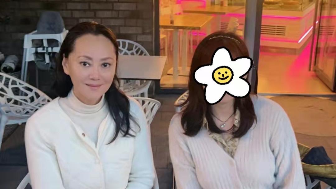 大宋佳|大宋佳德国街头喝咖啡，60岁皮肤如剥壳鸡蛋，情史丰富被讽“吸血鬼”