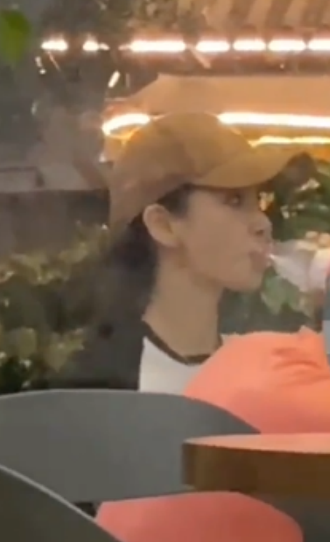 当红女星|Baby路边吃宵夜被偶遇！不化妆头发乱糟糟，大口狂吃毫无明星架子