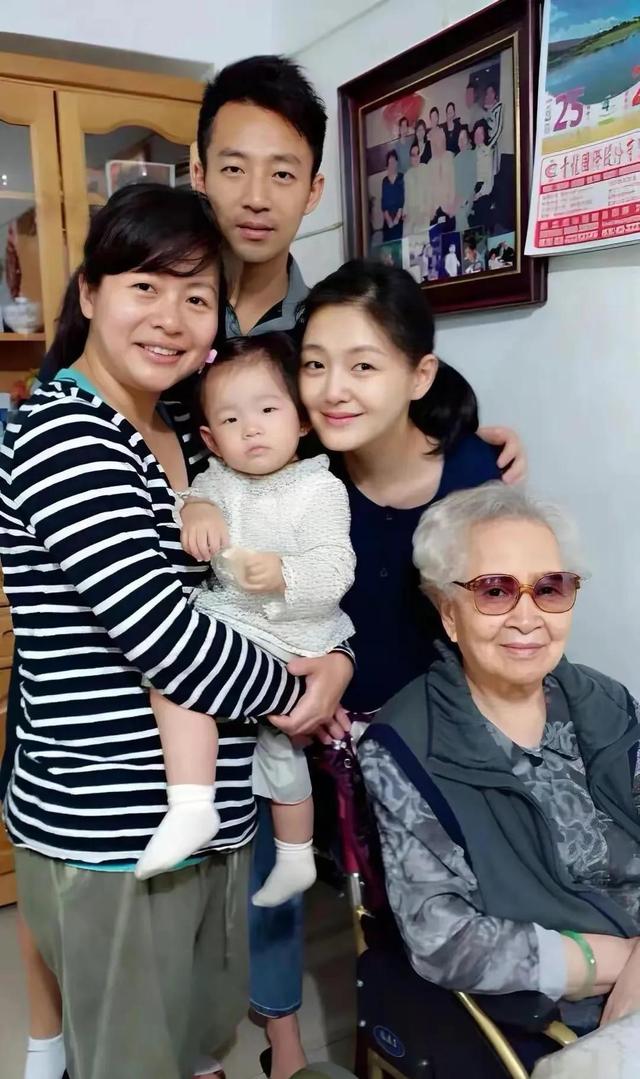 章泽天|章泽天被赞比大S有远见：拼事业，挺刘强东，不让娘家人搅和婚姻