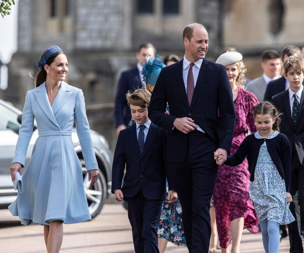 夏洛特公主|夏洛特公主变成乖乖女!父亲威廉一直看着她,她霸气的眼神不见了
