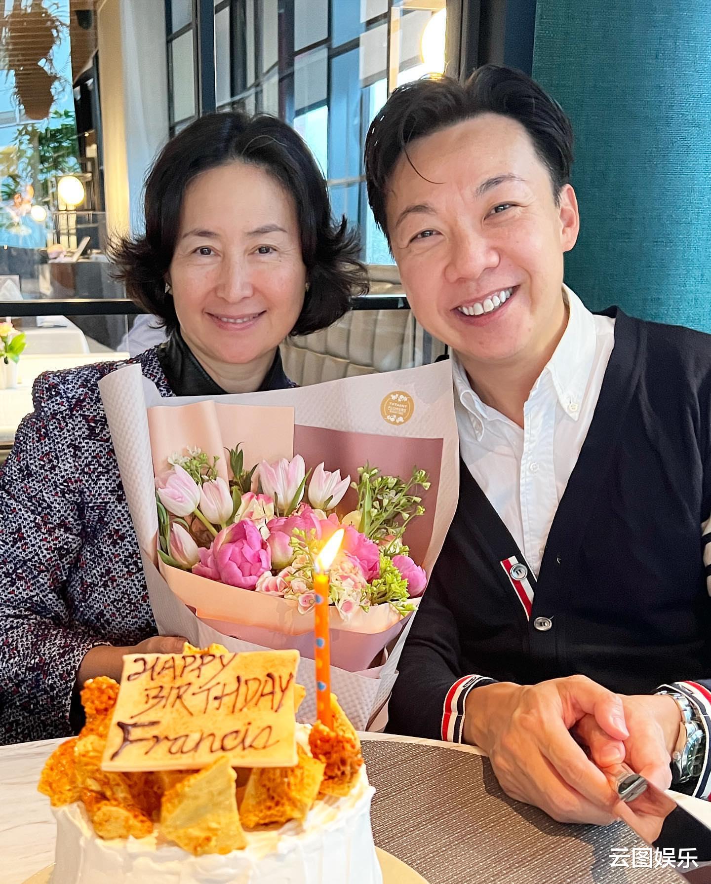 何超琼|何超琼连续2年为男友人庆生，紧贴而坐一脸甜笑，相识30年关系好