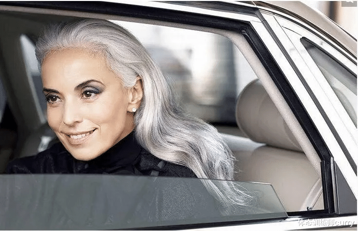 运动|优雅老去,说的容易做起来难!65岁比基尼照依然惊艳,如何抗衰