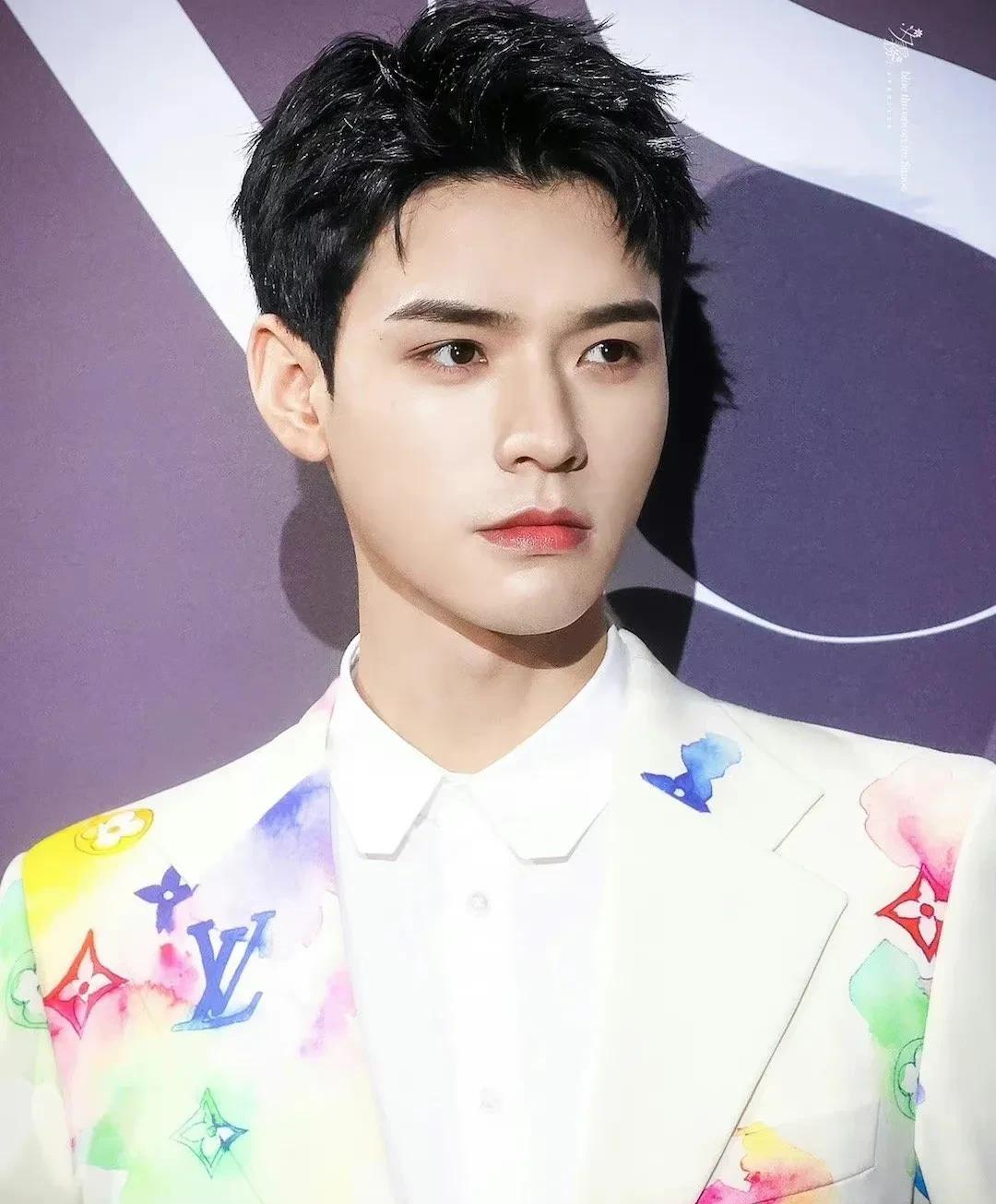 鹿晗|内娱有名的几位“双眼皮”男星，鹿晗的最标准，朱一龙龚俊精致