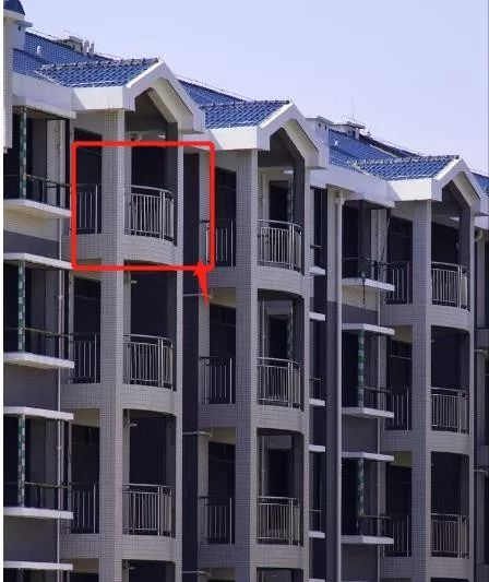 不懂装修的装修小白有福了，打通这堵墙，客厅亮堂堂