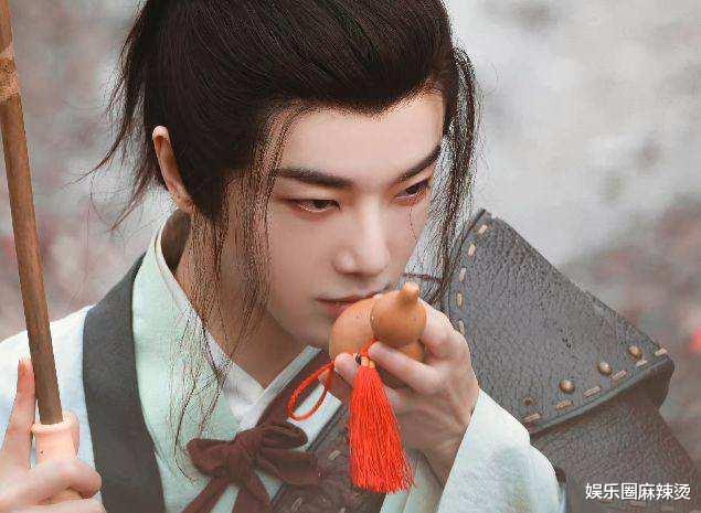 |华晨宇“白发苍苍”素颜出镜 ,锥子脸尖下巴 ,他到底有没有整容?