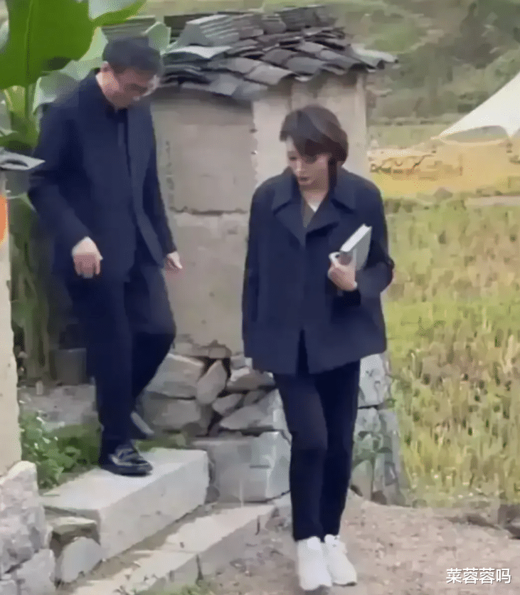 董卿|董卿和老公,在村头田间散步被拍,虽然素颜上了年纪,但气质升华充满了书卷气息!