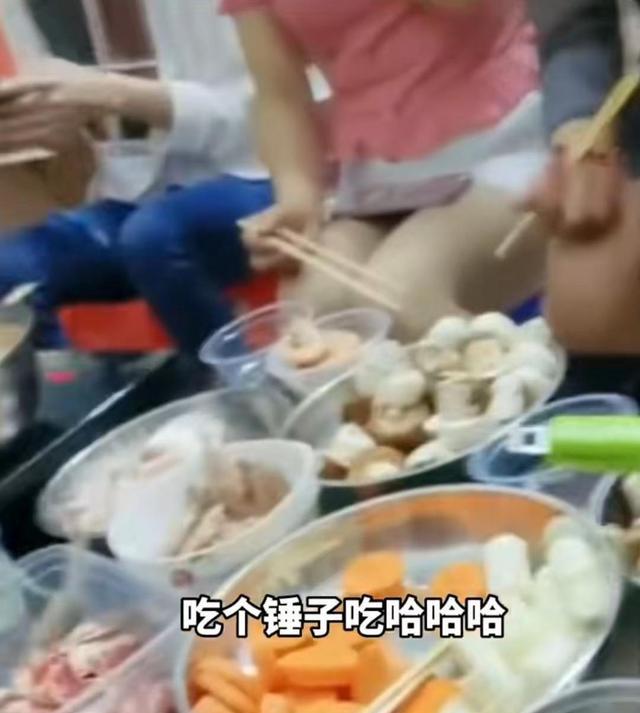 |男子被同事喊去吃饭，下一秒全是女同事：叫我AA，女的却免单