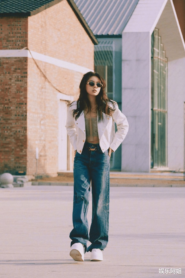 赵今麦|人气小花赵今麦春日街拍释出！大走酷拽风气场强，复古港系拿捏了