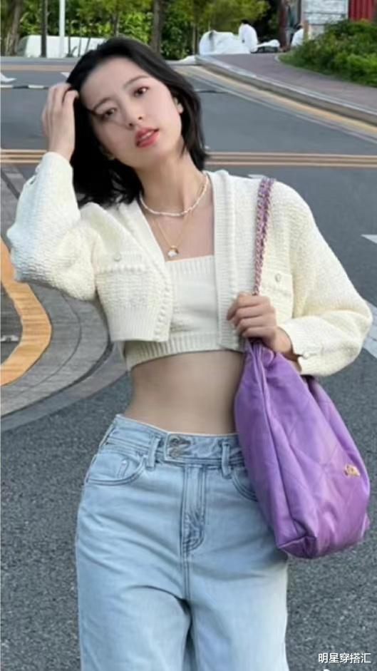 周雨彤夏季look，短款白色针织开衫搭配高腰牛仔裤，甜酷有余