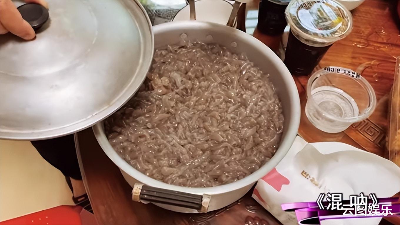 曾比特|港星曾比特回汕尾老家探亲！大口吃家乡美食，亲自做擂茶太开心