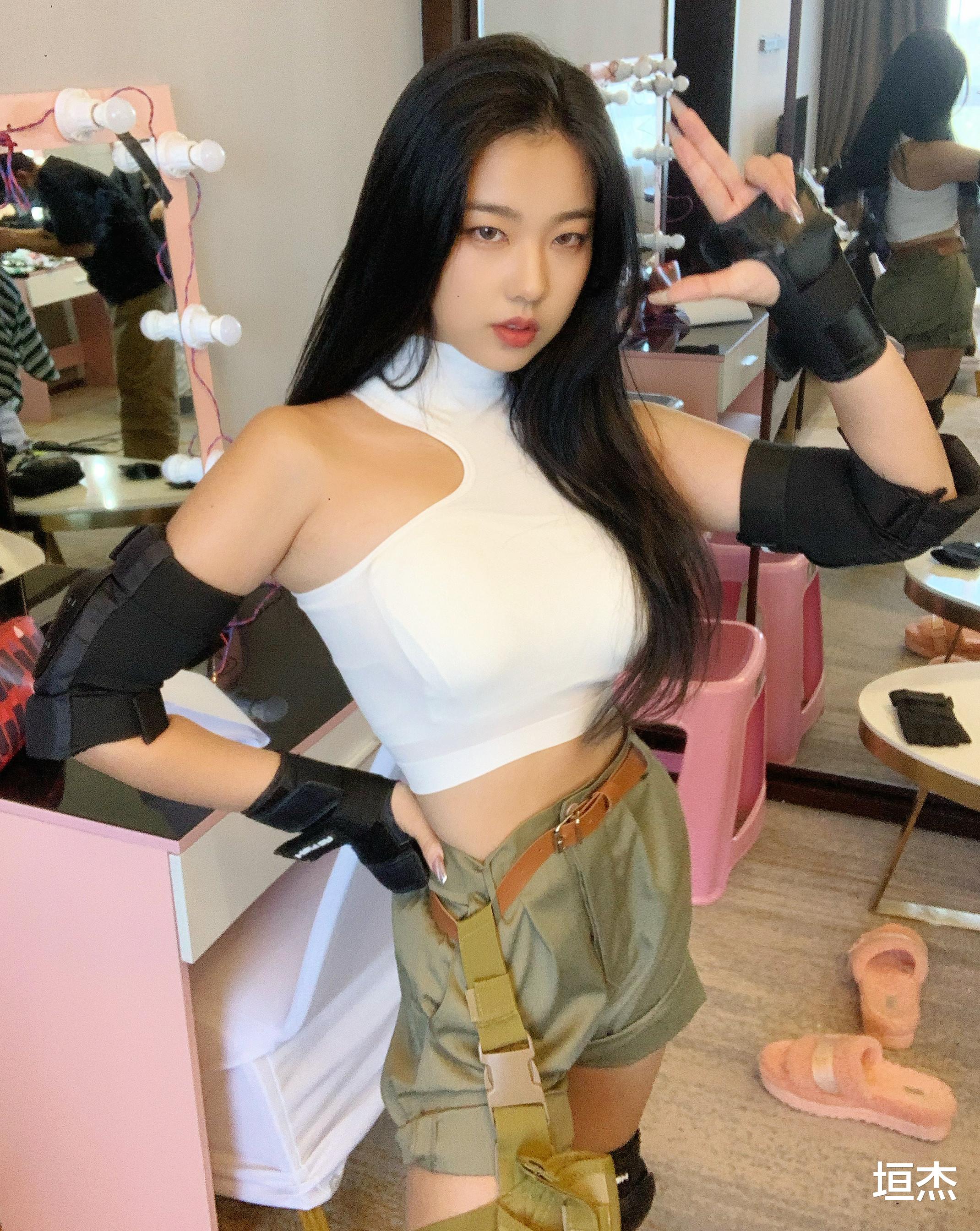 明星|30岁岳岳1夜会3女!拥吻窦唯女儿,直播回怼:不要关注明星的裤裆