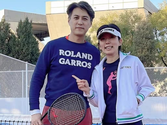 秦岚|靳东秦岚街头不舍告别！两人拥抱热聊感情好，男方被逗得仰头大笑